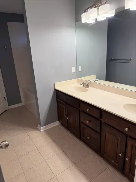 Bath - 921 Cloud Croft, Hewitt, TX 76643 photo 2 of 4