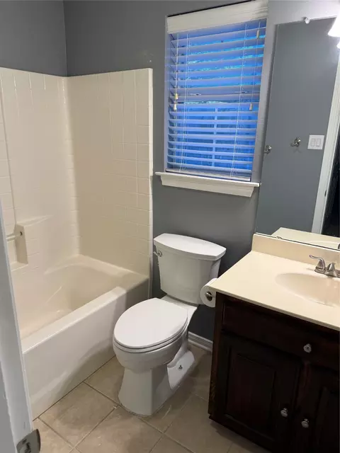 Bath - 921 Cloud Croft, Hewitt, TX 76643 photo 1 of 4