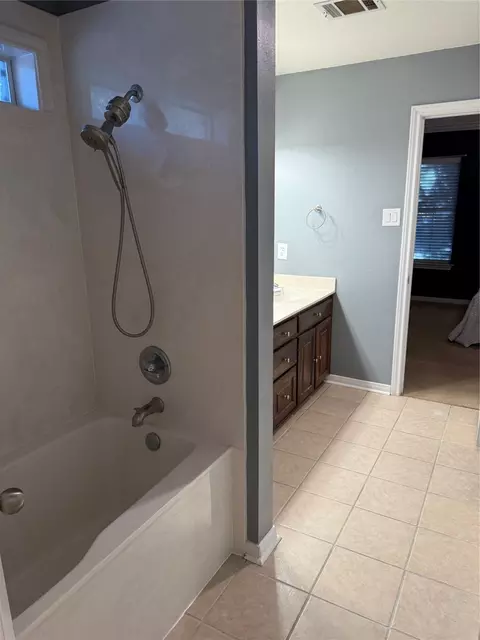 Bath - 921 Cloud Croft, Hewitt, TX 76643 photo 3 of 4