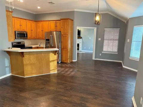 Living - 921 Cloud Croft, Hewitt, TX 76643 photo 5 of 5