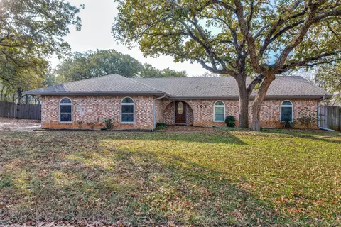 102 Hillside Dr W, Burleson, TX 76028