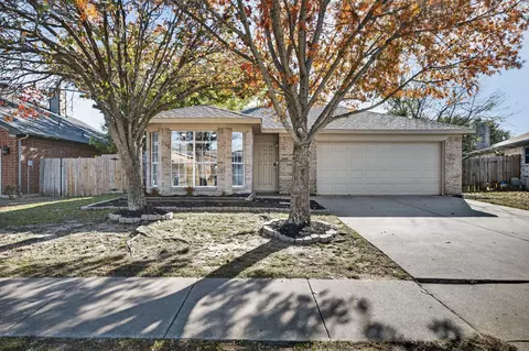 7328 Summerset Dr, Benbrook, TX 76126