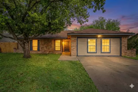 516 Clover Dr, Saginaw, TX 76179