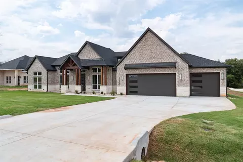 2300 Candlestick Dr, Granbury, TX 76049