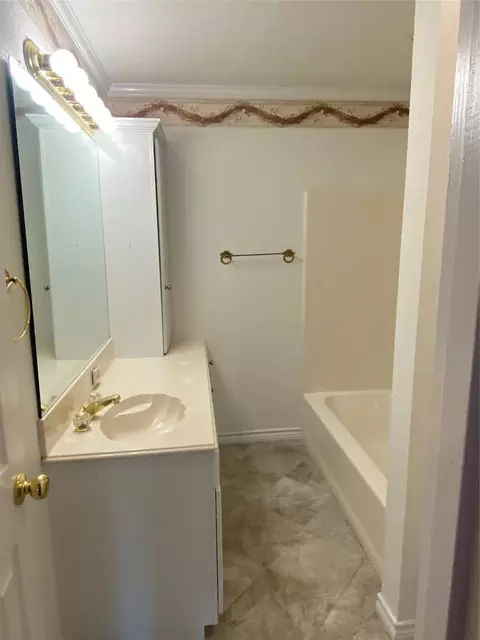 Bath - 9712 County Road 2432, Terrell, TX 75160 photo 4 of 5