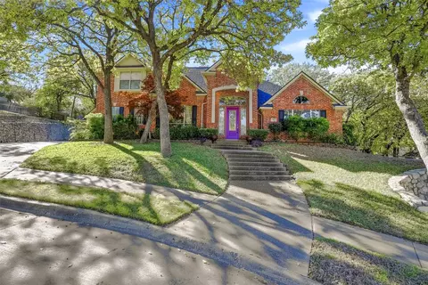 812 Lake View Ct E, Crowley, TX 76036