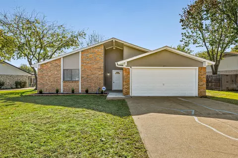 221 Asbury Dr, Saginaw, TX 76179