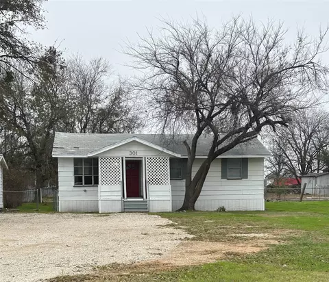 301 E Hutchings Ln, Olney, TX 76374