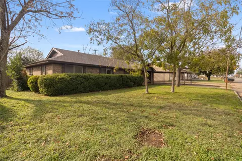 208 N Harrison St, Mcgregor, TX 76657