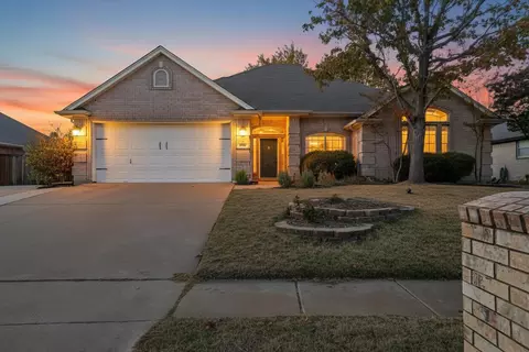 324 Woodcrest Dr, Saginaw, TX 76179