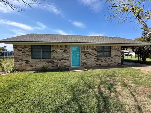 910 Chestnut St, Hico, TX 76457