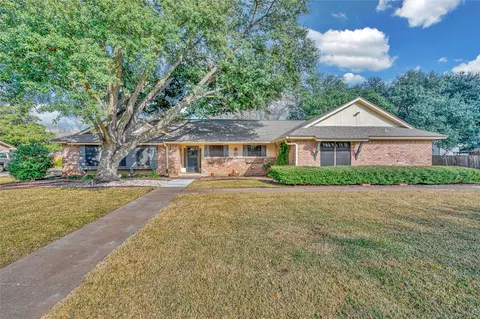210 Chelsea Dr, Hewitt, TX 76643