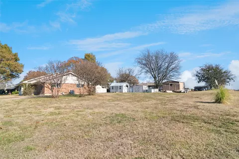 Exterior - 941 Maple St, Howe, TX 75459 photo 4 of 9