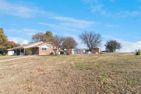 Exterior - 941 Maple St, Howe, TX 75459 photo 5 of 9