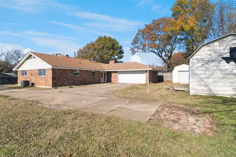 Exterior - 941 Maple St, Howe, TX 75459 photo 7 of 9