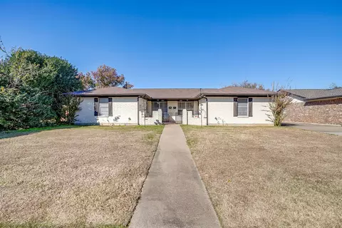 820 Ash St, Burleson, TX 76028