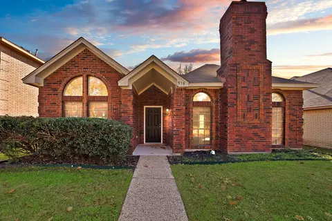 919 Walters Dr, Cedar Hill, TX 75104