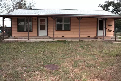 305 N Travis St, Comanche, TX 76442