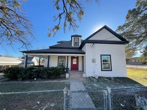 207 College St, Chico, TX 76431