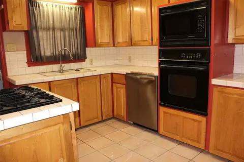 Kitchen - 602 Westview Dr, Abilene, TX 79603 photo 2 of 4