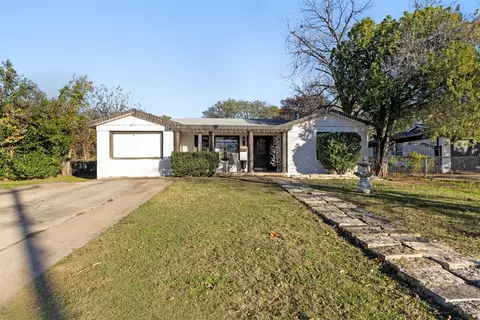 938 Gillham Rd, River Oaks, TX 76114