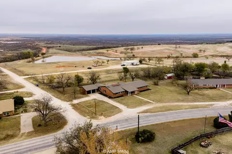 1503 E Wells St, Stamford, TX 79553