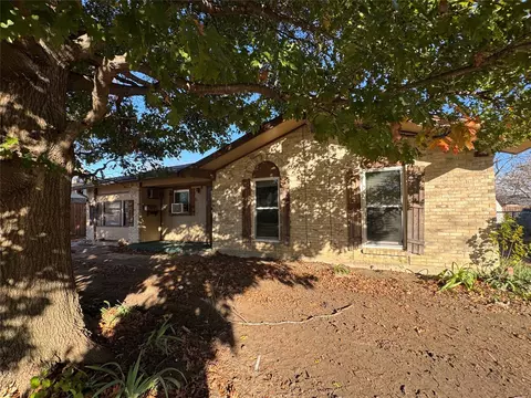 517 Shorehaven Dr, Garland, TX 75040
