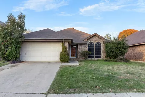 8729 Sabinas Trl, Fort Worth, TX 76118