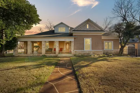 511 W Wilson St, Cleburne, TX 76033