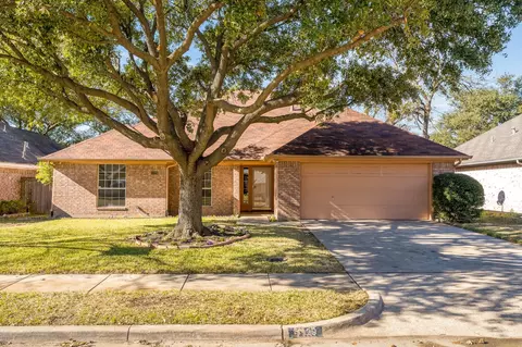 1129 Briar Oaks Dr, Irving, TX 75060