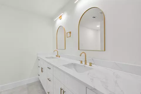 Bath - 929 E Berkeley Dr, Richardson, TX 75081 photo 1 of 5