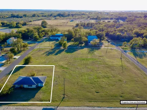 209 S Walton St, Blooming Grove, TX 76626