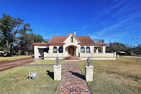 511 E Farrar St, Groesbeck, TX 76642