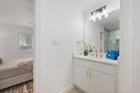 Bath - 3014 Kathleen Ln, Euless, TX 76039 photo 4 of 6