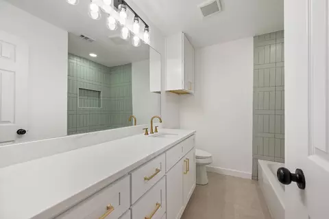 Bath - 3014 Kathleen Ln, Euless, TX 76039 photo 5 of 6