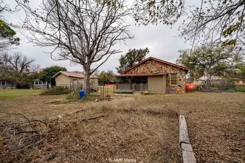 Exterior - 1104 N Avenue Ave E, Haskell, TX 79521 photo 4 of 9