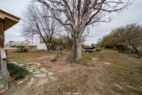 Exterior - 1104 N Avenue Ave E, Haskell, TX 79521 photo 6 of 9
