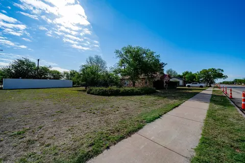 Exterior - 1104 N Avenue Ave E, Haskell, TX 79521 photo 2 of 9