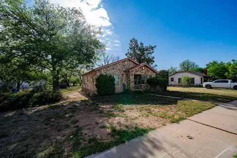 Exterior - 1104 N Avenue Ave E, Haskell, TX 79521 photo 3 of 9