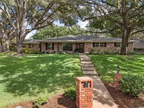 Exterior - 3733 Laguna Vista Dr, Waco, TX 76708 photo 2 of 10