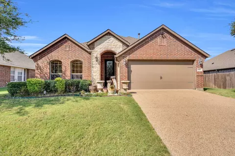 105 Manor Ln, Waxahachie, TX 75165