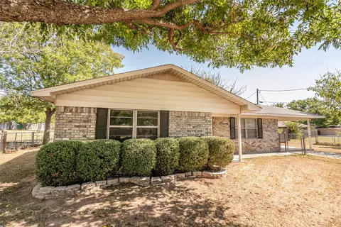 97 Wade St, Nocona, TX 76255