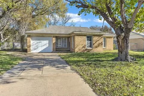 908 Yale St, River Oaks, TX 76114
