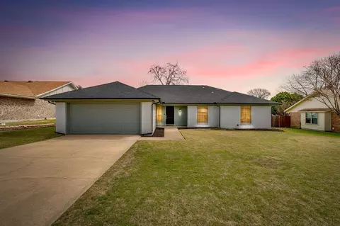 208 Meadowhill Dr, Benbrook, TX 76126