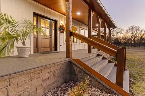 1512 E Henderson St, Cleburne, TX 76031