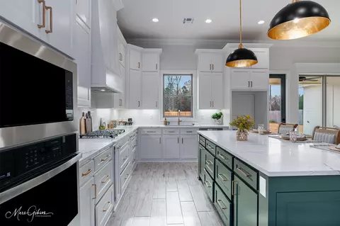 Kitchen - 175 Sitka Loop, Haughton, LA 71037 photo 4 of 5