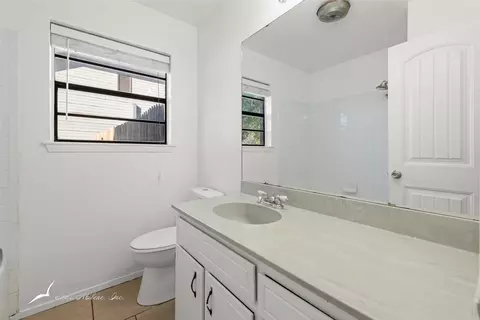 Bath - 5802 Chachalaca Ln, Abilene, TX 79605 photo 1 of 3
