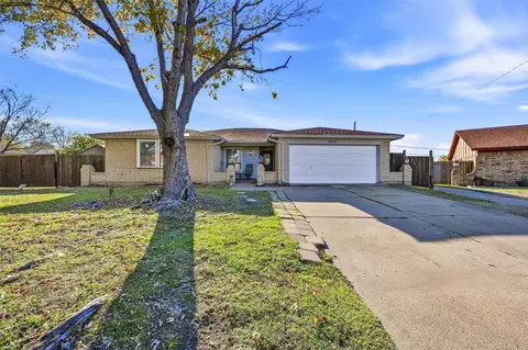 5011 Prairieview Ct S, Arlington, TX 76017