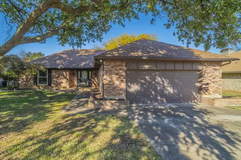 6729 Oliver Dr, North Richland Hills, TX 76180