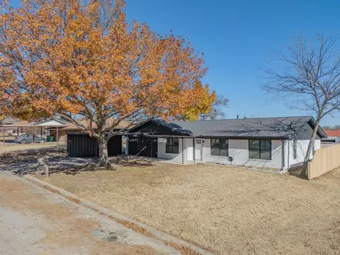 709 E Clay St, Bowie, TX 76230